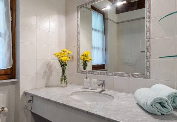 Bathroom with shower n.1 on the ground floor - La Nula
