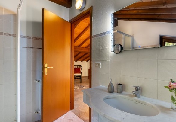 Ensuite bathroom with shower n.2 on the first floor - La Nula