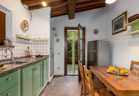 The kitchen communicating to the living area - La Nula