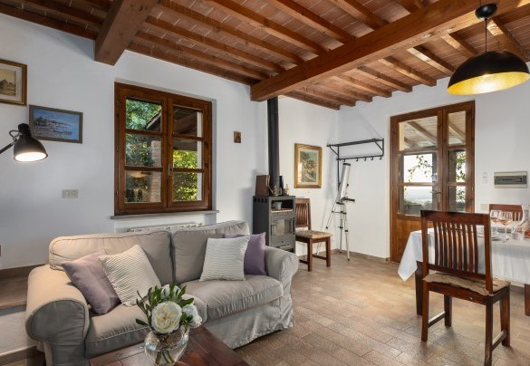 Main entrance from the porch to the living - La Nula