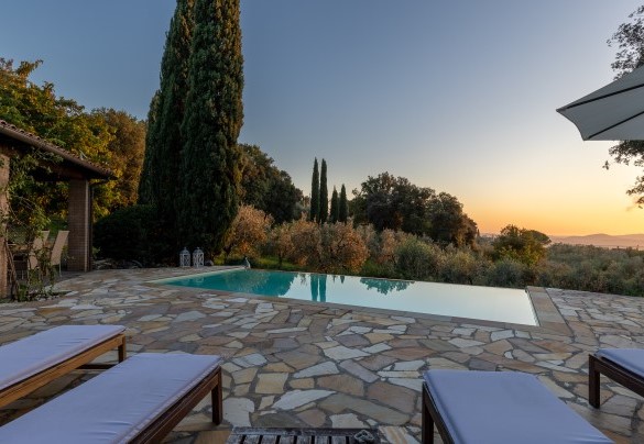 The park is characterized by the rich vegetation of the Mediterranean scrub - La Nula