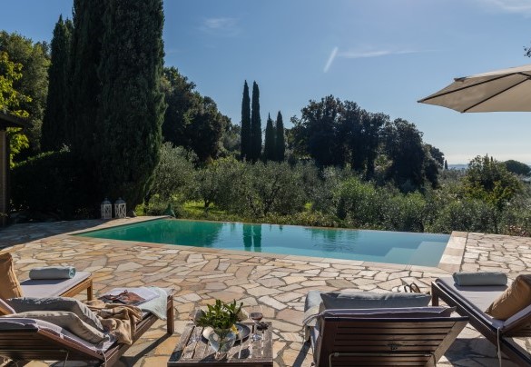 The swimming pool with the enchanting view of the hilly landscapes - La Nula