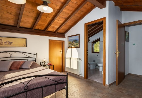 Double bedroom n.2 with ensuite bathroom with shower - La Nula