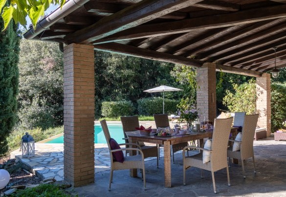 The external portico, equipped with a sitting area and a dining table - La Nula
