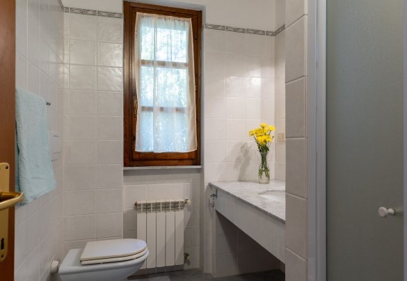 Bathroom with shower n.1 on the ground floor - La Nula