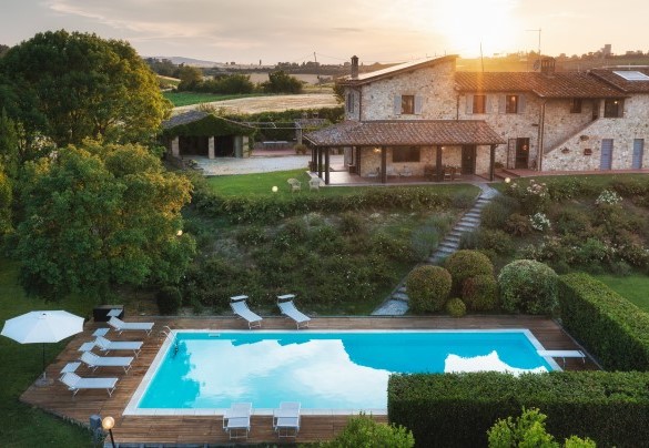 Il bellissimo casale e la piscina visti dal alto - La Panoramica