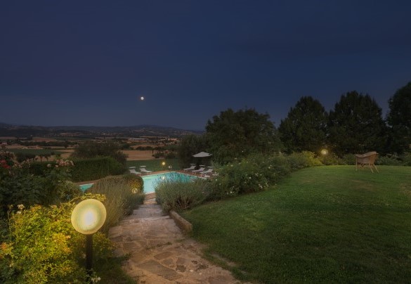 La bella piscina è posizionata ad un livello inferiore rispetto al casale  - La Panoramica  