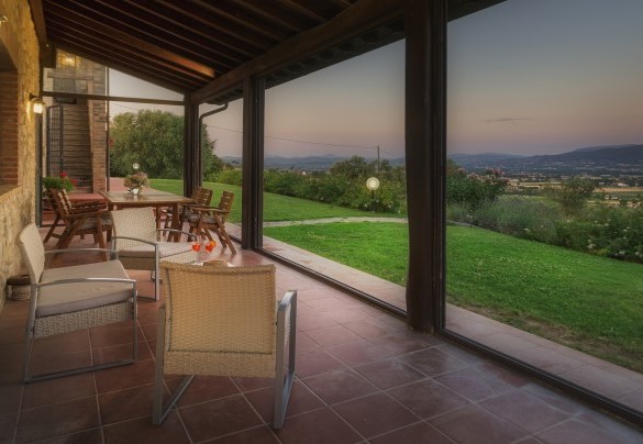 Un aperitivo in pieno relax sotto l'accogliente porticato - La Panoramica  