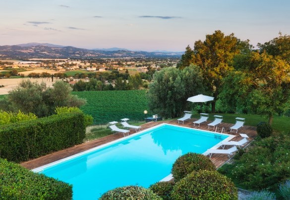La piscina misura 12x6 m con una profondità che accresce da 1.10 m fino a 3,50 m - La Panoramica