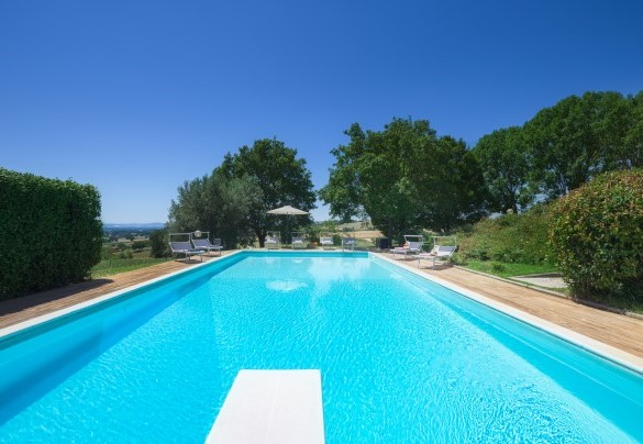 La piscina è dotata di un trampolino - La Panoramica