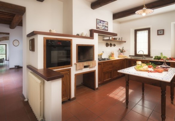 La cucina ben accessoriata (caminetto ornamentale) - La Panoramica