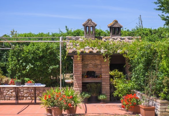 L'area, retro casa, dotata di tavolo, forno a legna e barbecue in muratura - La Panoramica