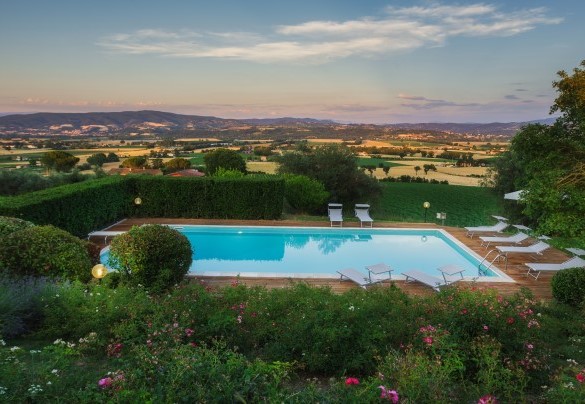 L’accudito giardino che circonda il casale e la piscina - La Panoramica
