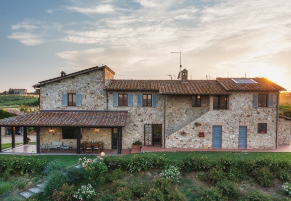 La villa in pietra dai muri possenti ingentiliti dalle finiture grigio chiaro - La Panoramica 