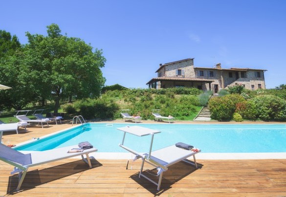 La piscina e sullo sfondo il casale - La Panoramica