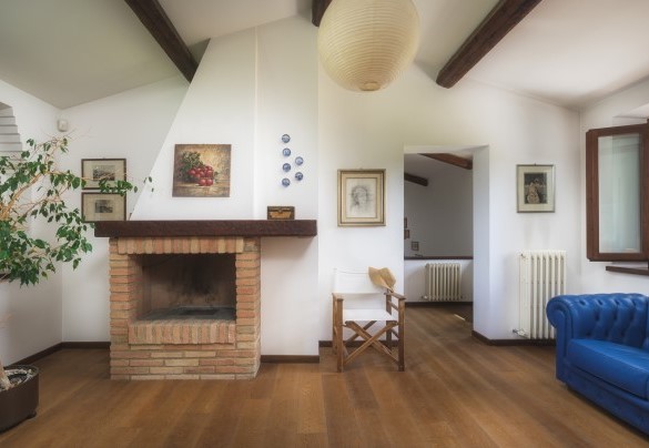 Il salottino al primo piano con divano e camino ornamentale - La Panoramica