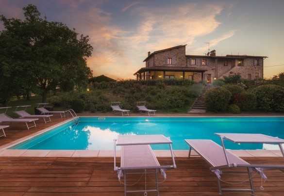 La zona piscina e il casale sullo sfondo - La Panoramica 