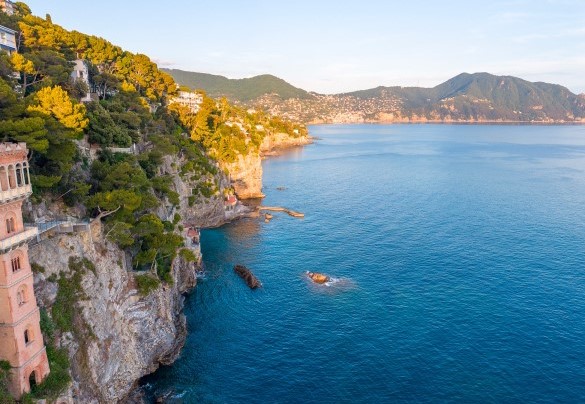 Situata di fronte al Promontorio di Portofino, tra Recco e il vecchio borgo marinaro di Sori – La Scogliera di Sori