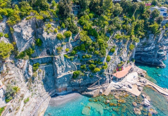 Sentieri e scalinate per raggiungere lo stabilimento balneare privato – La Scogliera di Sori
