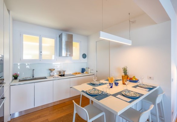La cucina con l’attiguo locale ad uso lavanderia e dispensa – La Scogliera di Sori