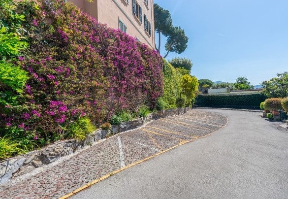 Un posto auto disponibile nell’area parcheggio – La Scogliera di Sori