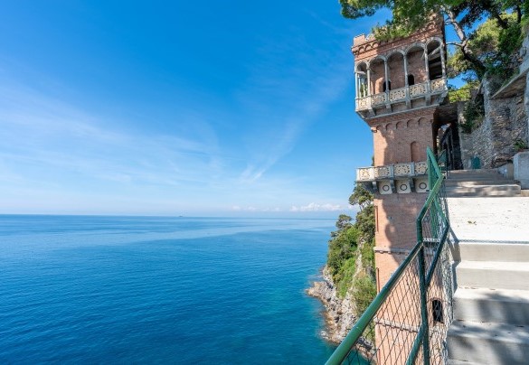 La torre dallo stile eclettico e decorativo di Gino Coppedè – La Scogliera di Sori