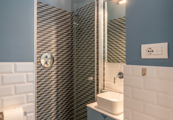 Il bagno en suite della camera doppia 2 – La Scogliera di Sori
