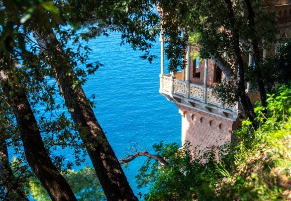 A picco sul mare e ricco di spettacolari scorci – La Scogliera di Sori