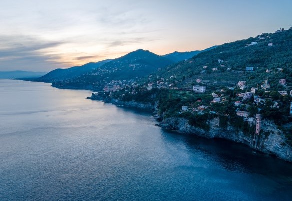Il mare e i monti caratterizzano il territorio della Liguria – La Scogliera di Sori
