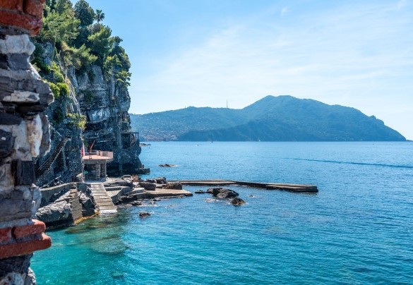 L’area su cui viene allestito lo stabilimento balneare privato – La Scogliera di Sori