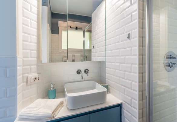 Il bagno 1 con doccia a servizio delle camere 1 e 3 – La Scogliera di Sori