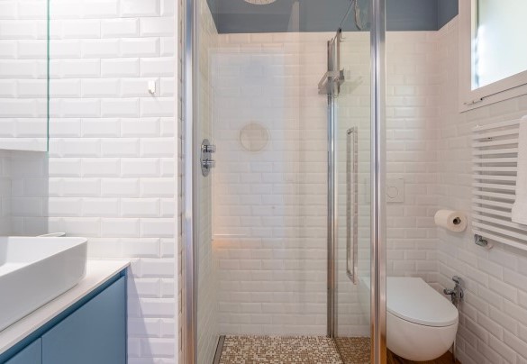 Il bagno 1 con doccia a servizio delle camere 1 e 3 – La Scogliera di Sori