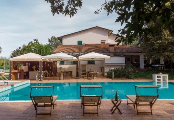 The pool measures 18 x 8 m - La Scuderia