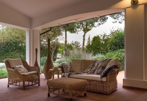 Relaxation area in the portico - La Scuderia