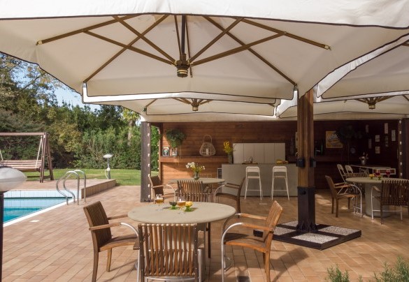 Bar corner with tables, chairs and umbrellas - La Scuderia