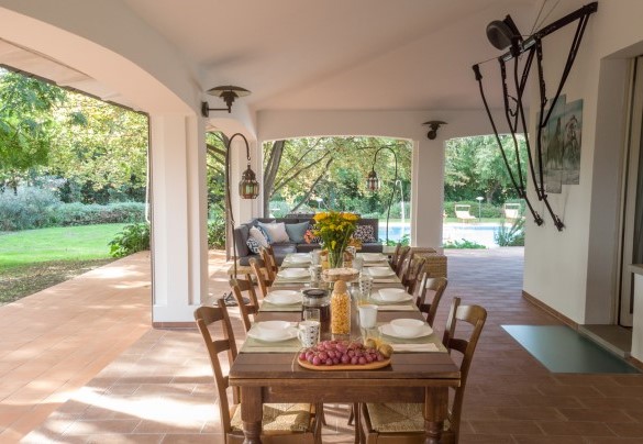 Dining area in the portico - La Scuderia