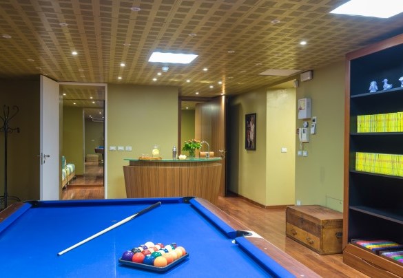 The games area with biliards, bar corner, games table - La Scuderia