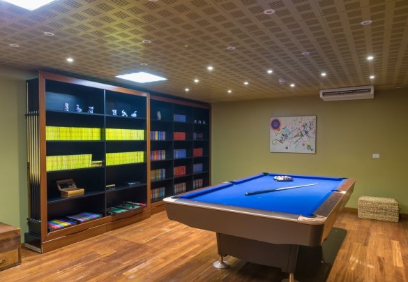 The games area with biliards, bar corner, games table - La Scuderia