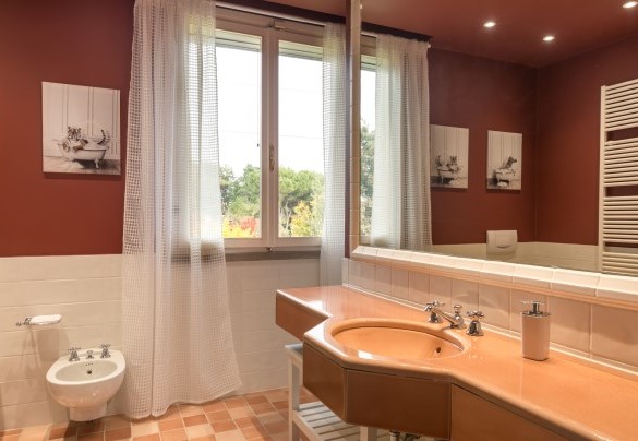 The en suite bathroom with shower n. 4 on the first floor - La Scuderia