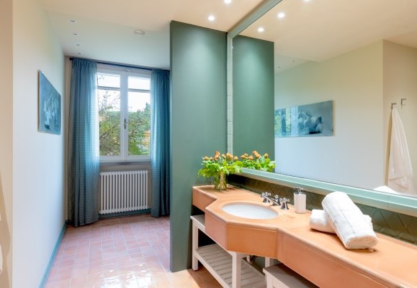 The bathroom with shower n. 1 on the ground floor - La Scuderia