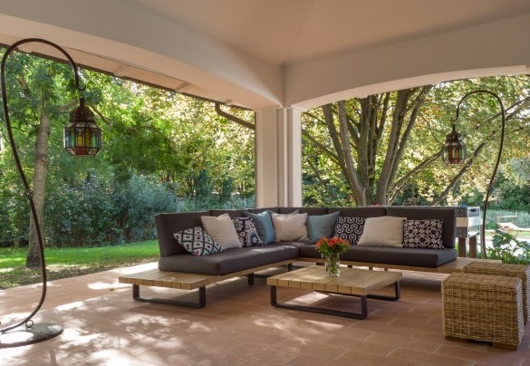 Relaxation area in the portico - La Scuderia