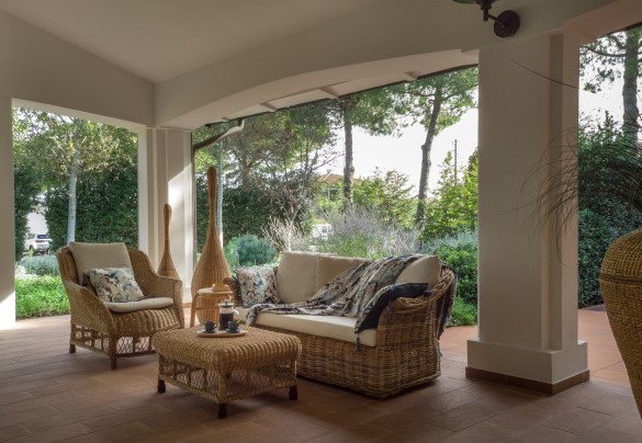 Relaxation area in the portico - La Scuderia