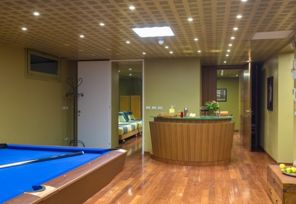 The games area with biliards, bar corner, games table - La Scuderia