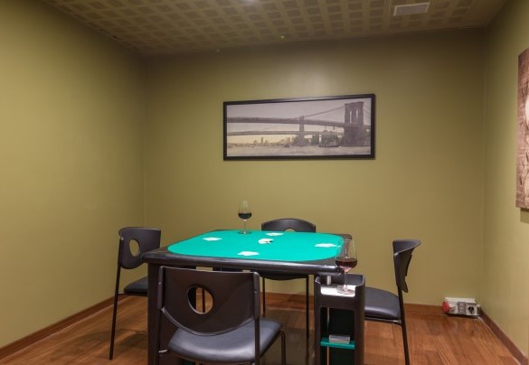 The games area with biliards, bar corner, games table - La Scuderia