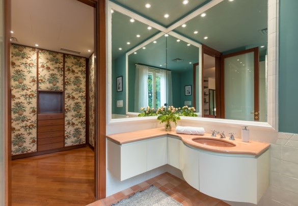 The en suite bathroom with shower n. 2 on the first floor - La Scuderia