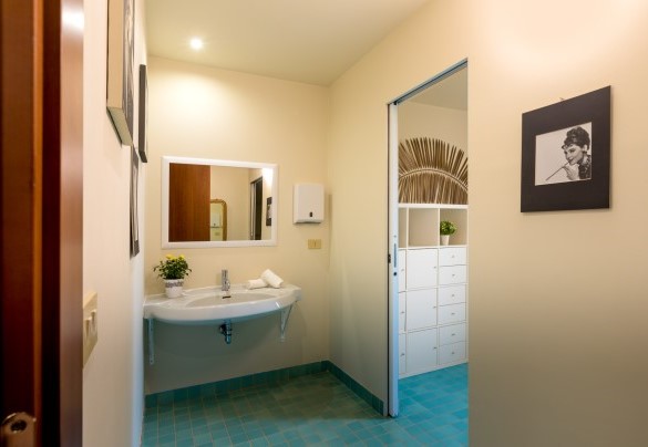 The guest bathroom on the ground floor - La Scuderia