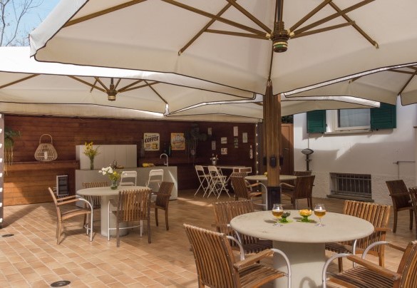 Bar corner with tables, chairs and umbrellas - La Scuderia