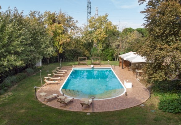 The pool measures 18 x 8 m - La Scuderia