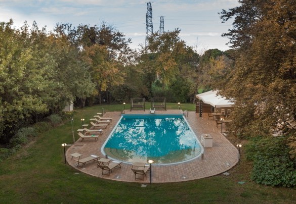 The pool and the sunbathing area - La Scuderia
