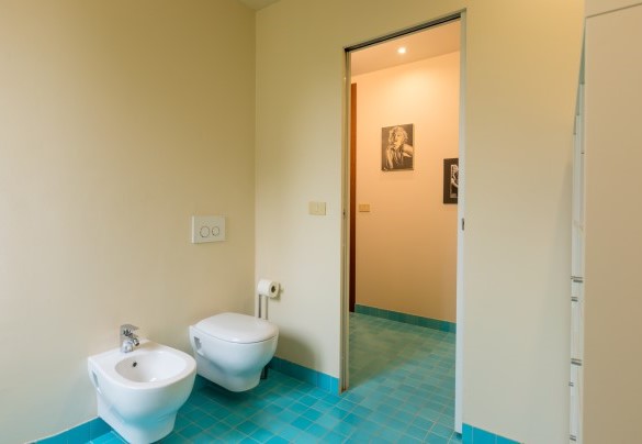 The guest bathroom on the ground floor - La Scuderia